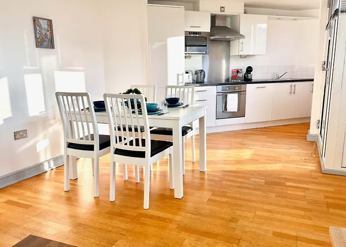 Bright Centre 2-bed With View *