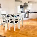 Bright Centre 2-bed With View - Location In Town *