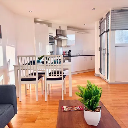 Bright Centre 2-bed With View - Location In Town *