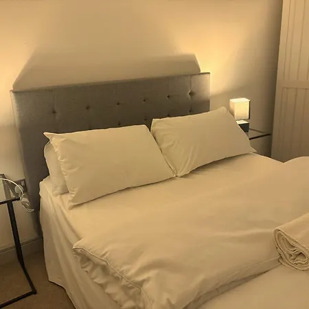 Bright Centre 2-bed With View - Location In Town