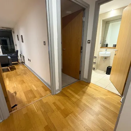 Bright Centre 2-bed With View - Location In Town Διαμέρισμα
