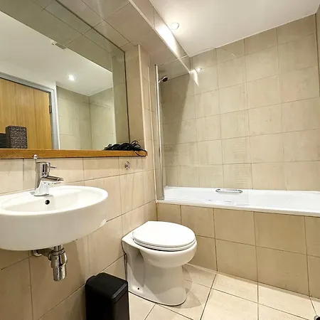 Bright Centre 2-bed With View - Location In Town