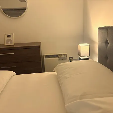 Bright Centre 2-bed With View - Location In Town Διαμέρισμα