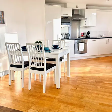 Bright Centre 2-bed With View - Location In Town *