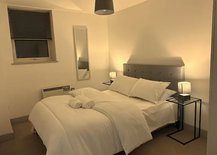 Bright Centre 2-bed With View - Location In Town