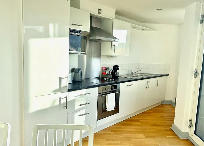 Bright Centre 2-bed With View - Location In Town Apartament