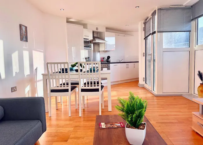 Bright Centre 2-bed With View - Location In Town *