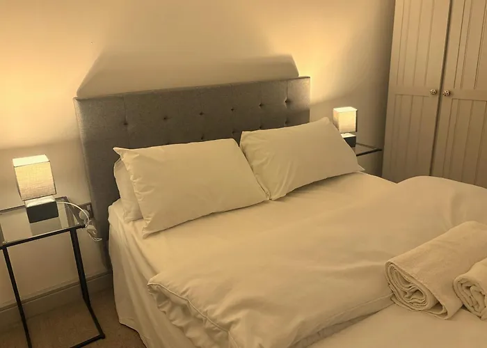Bright Centre 2-bed With View - Location In Town