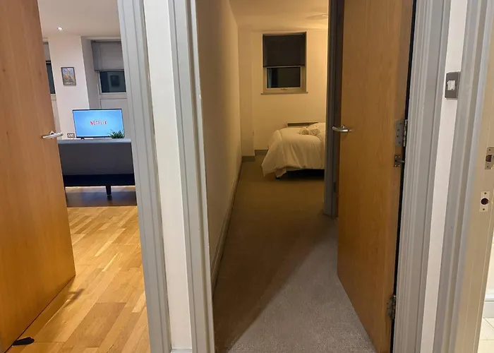 Bright Centre 2-bed With View - Location In Town